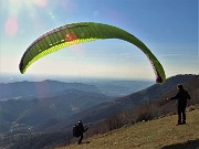 14 Dalla radura prativa prendono il volo oggi molti parapendio